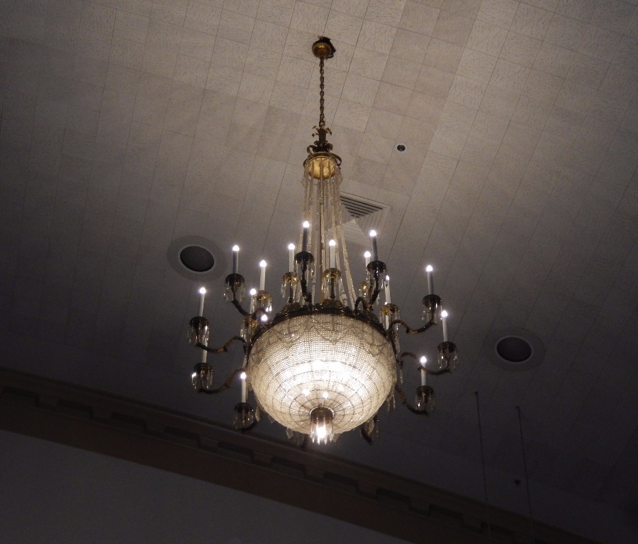 Still had those gorgeous chandeliers in the auditorium
